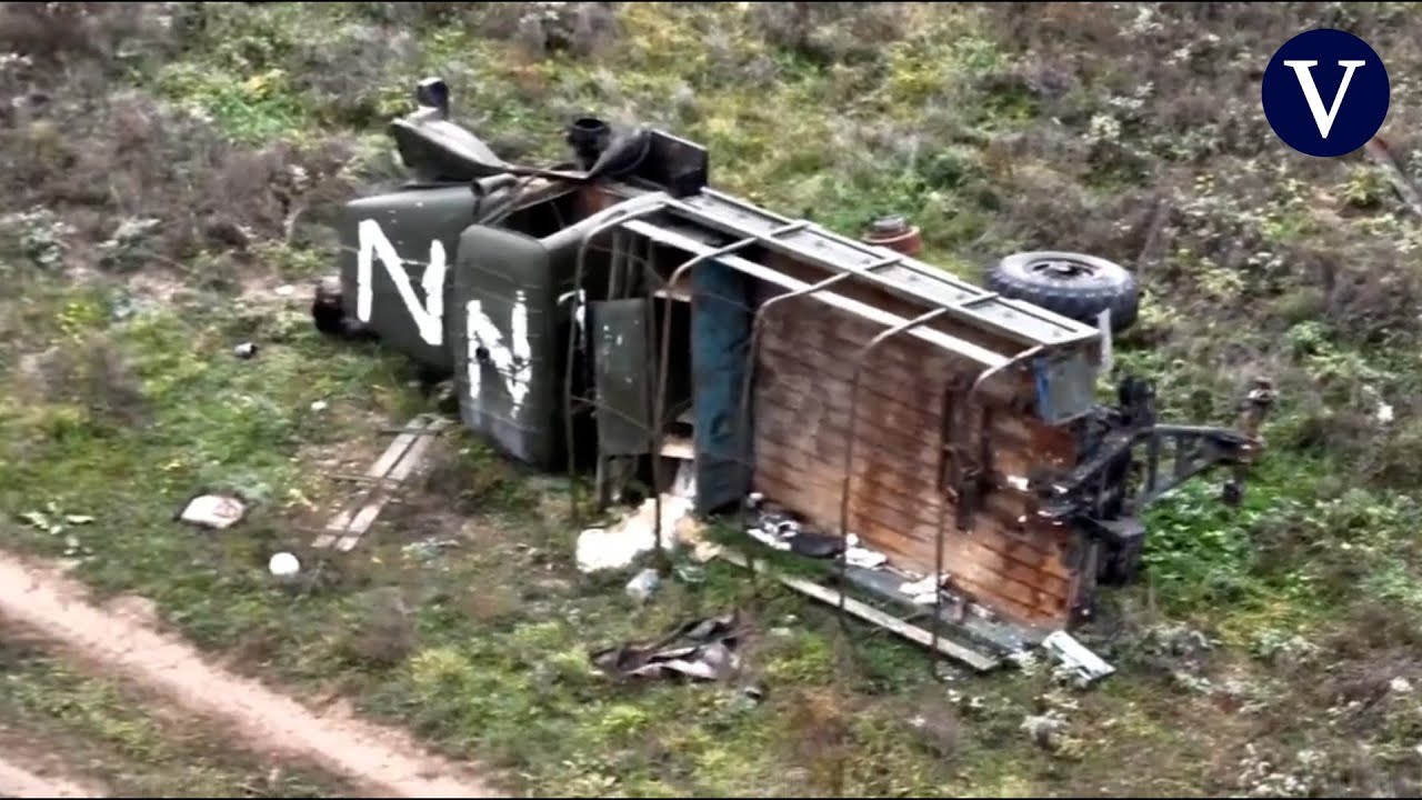 Un dron capta la imagen de vehículos rusos destruidos en el aeropuerto de Jersón tras su huida