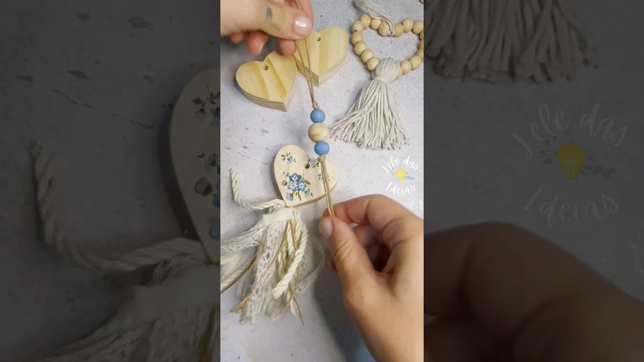 Penduricalho de cora&ccedil;&atilde;o com guardanapo, retalhos, rendas e bolinhas de madeira