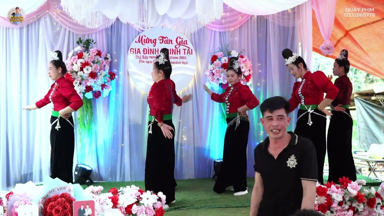 điệu múa hết sức là uyển chuyển đến từ đội múa gđ,tại lễ mừng tân gia:trinh tại