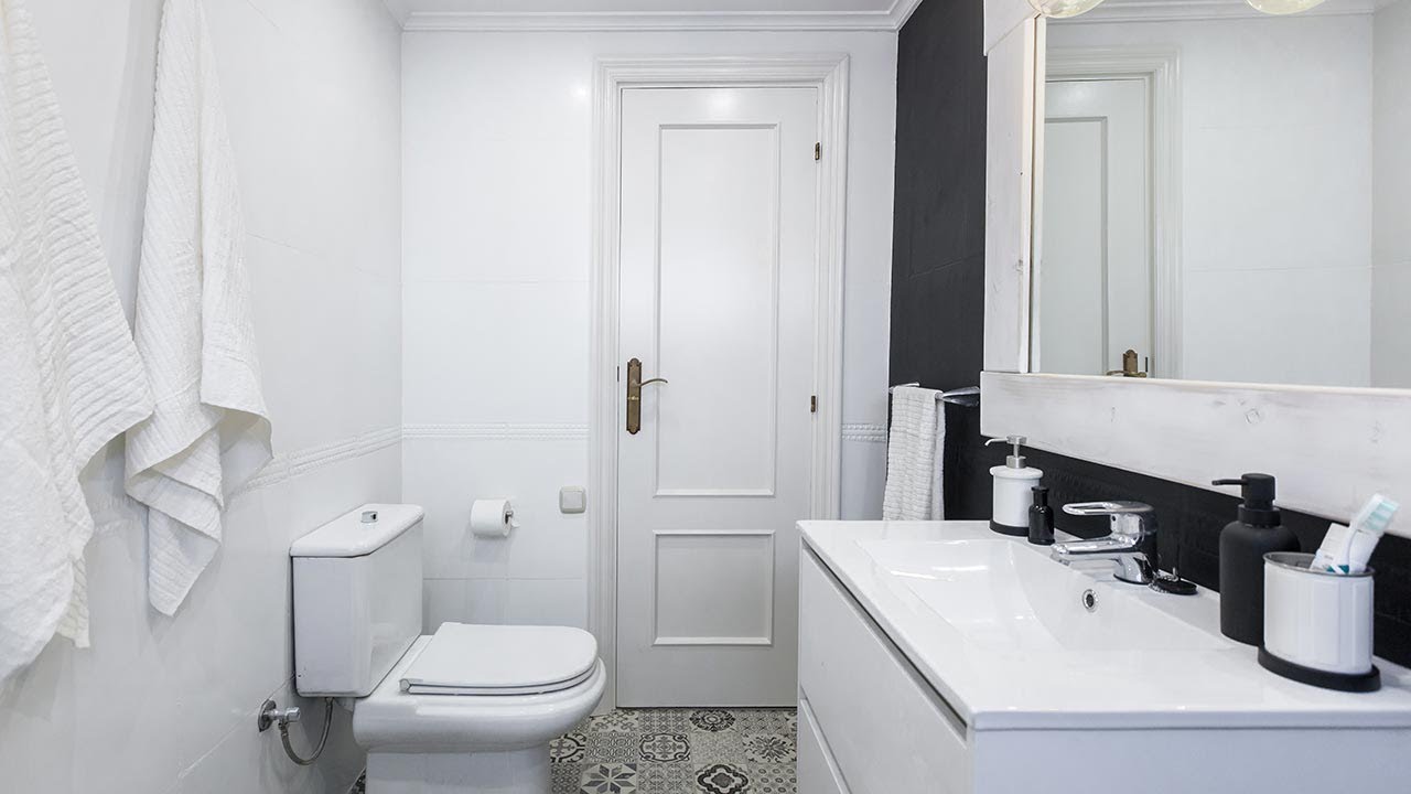 Cuarto de baño en blanco y negro elegante y luminoso sin obra -  Programa completo - Decogarden