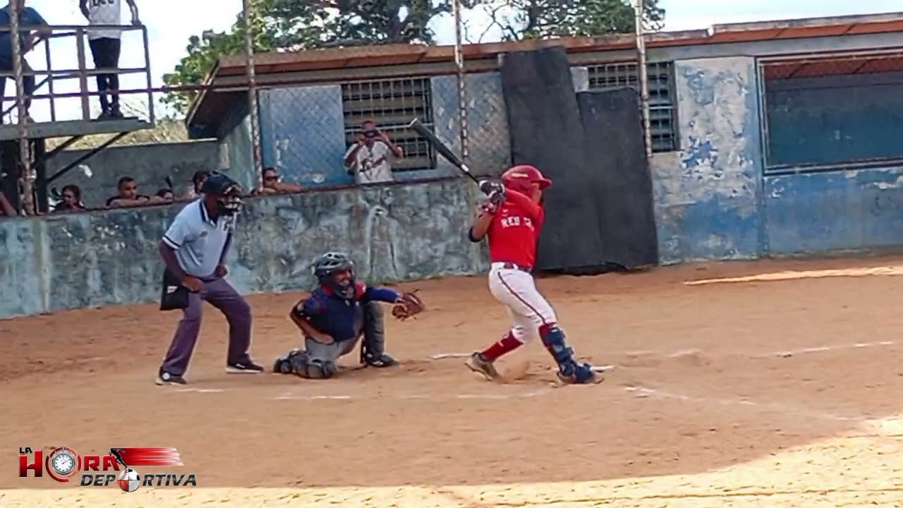 Sebastián Brito, jugador de la EBM Red Sox. Estadio Tomás Diamond en Ciudad Bolívar.