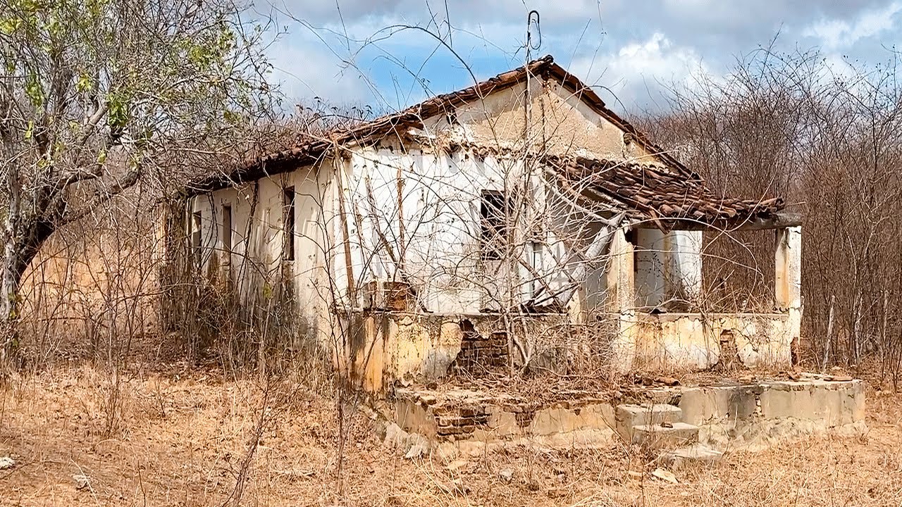 Nunca imaginei ver um casarão assim abandonado no sertão cearense