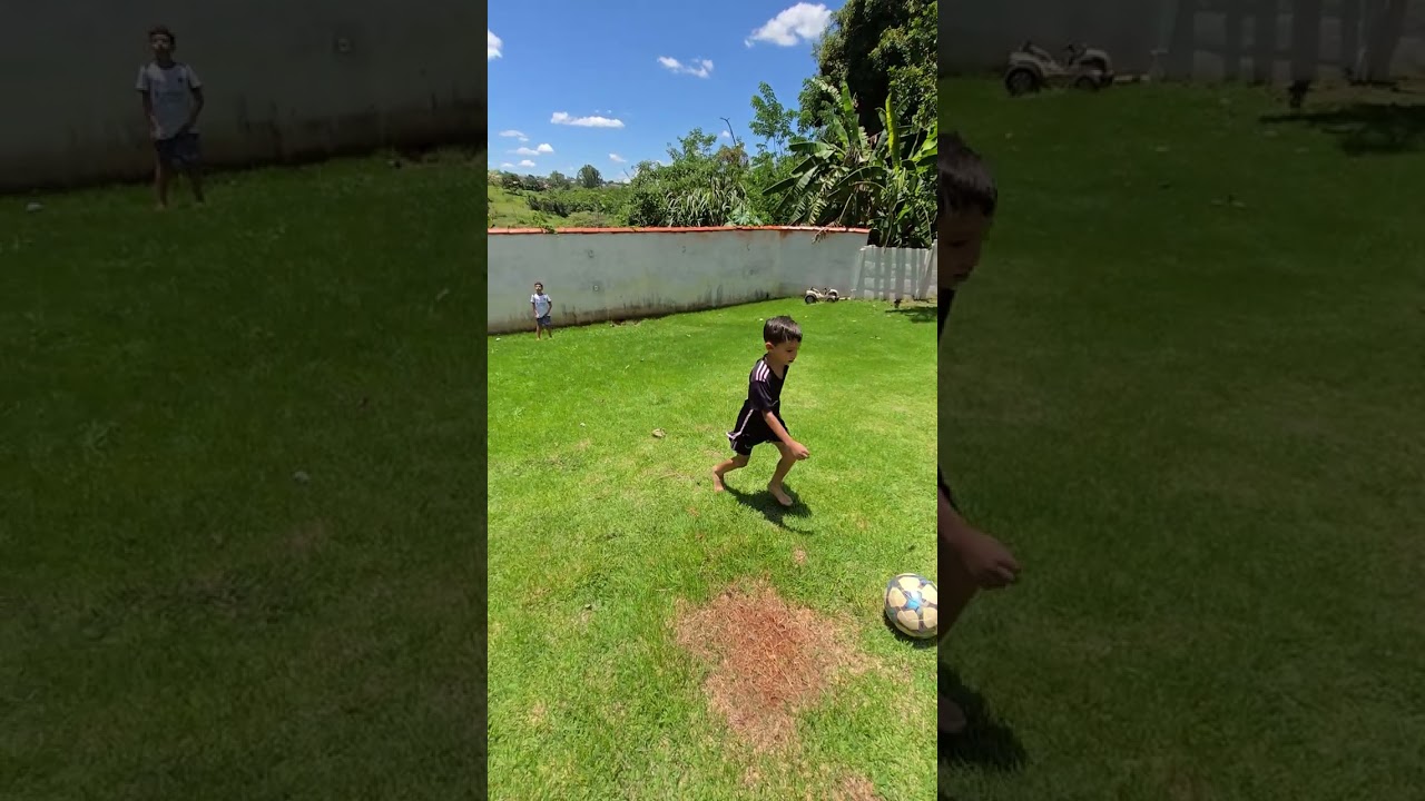 Jogando futebol com meu irmão 