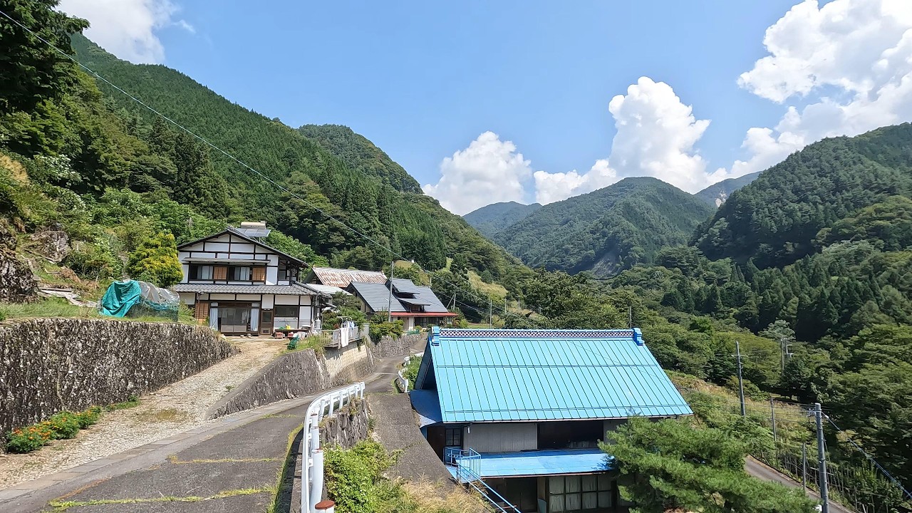 【山梨県山梨市】美しい古民家と遺跡廃墟が共存する限界集落を巡った