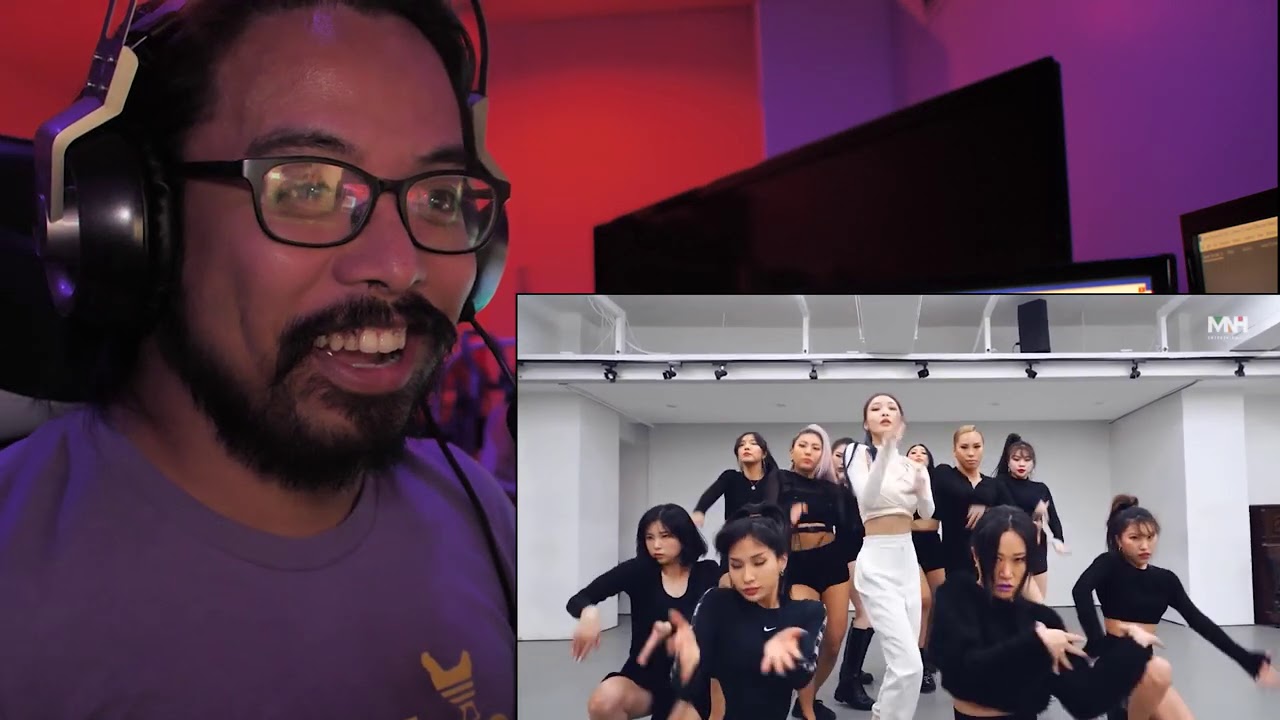 Professional Dancer Reacts To Chungha - 