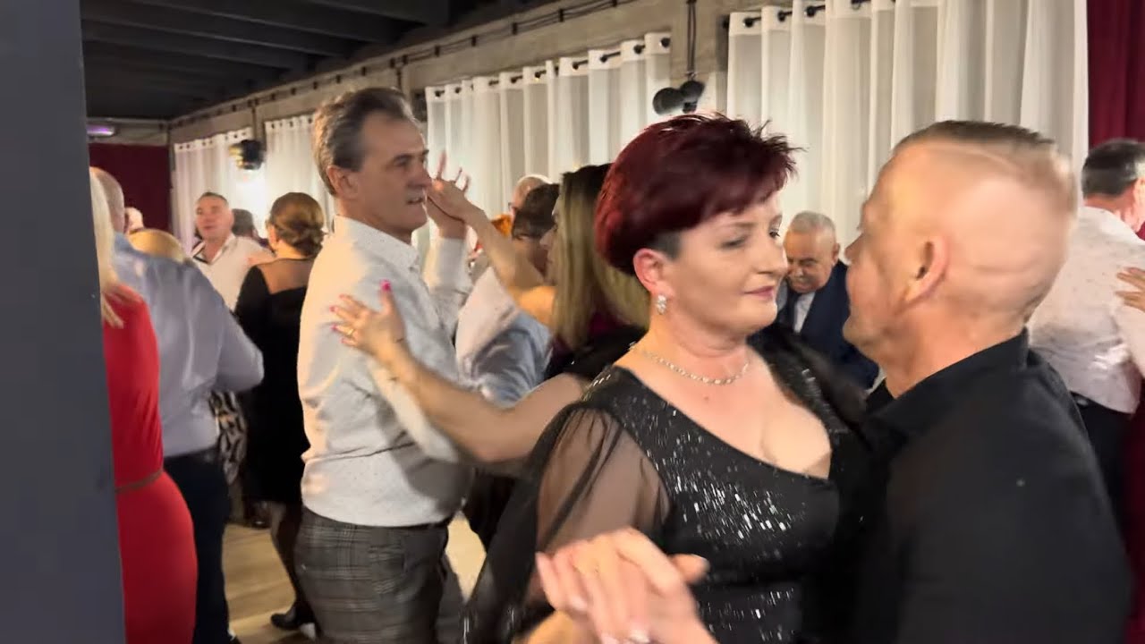 ,,Dlatego Kocham Ją Mocno Ja Wiem”❤️Piękna piosenka od kapeli Krzysztofa Wieruszewskiego dla gości 