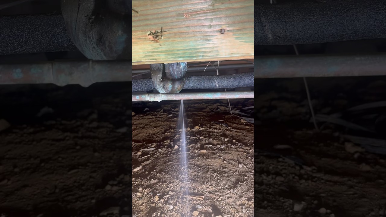 repairing a 1/2&rdquo; copper line in a crawlspace #plumber #plumbing
