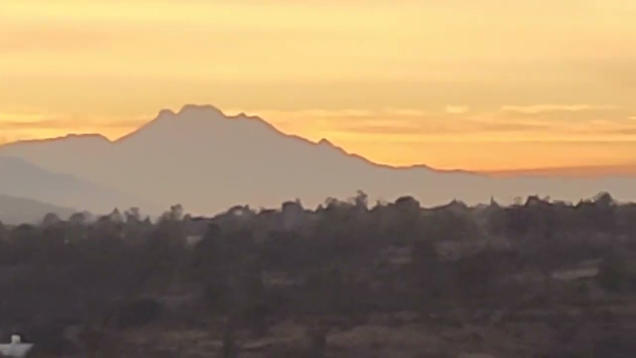 Fría mañana con una vista maravillosa volcán Popocatepetl y más