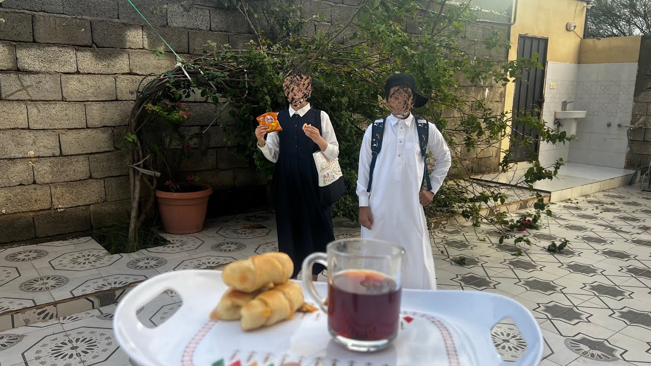 فطورنا بالحوش تحت الشجرة 😍صباح دافي وأخواني مستعدين 👏🏻❤️