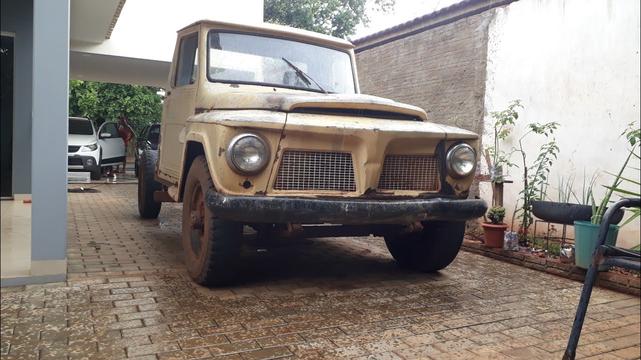F75 com motor diesel.