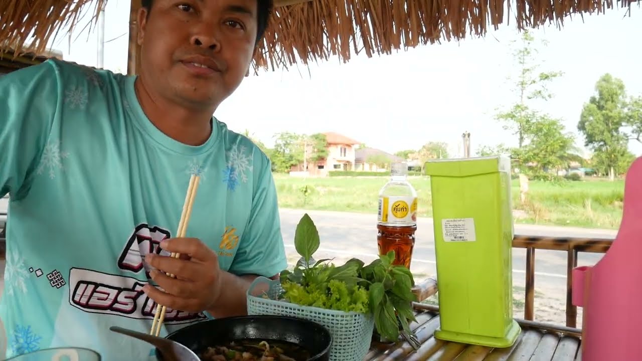 ก๋วยเตี๋ยวหมูน้องเอวา นํ้าใส นํ้าตก  ถ้วยละ30บาท   แถวบ้านต้อน เขตอําเภอยางตลาด   จังหวัดกาฬสินธุ์