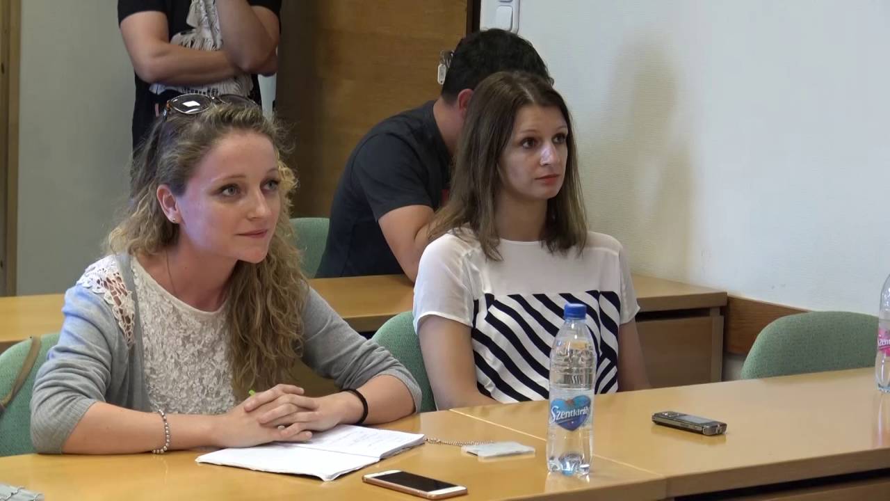 Kit&ouml;rt a nevet&eacute;s, amikor a TV2-s riporter kih&uacute;zta a n&aacute;ci k&aacute;rty&aacute;t