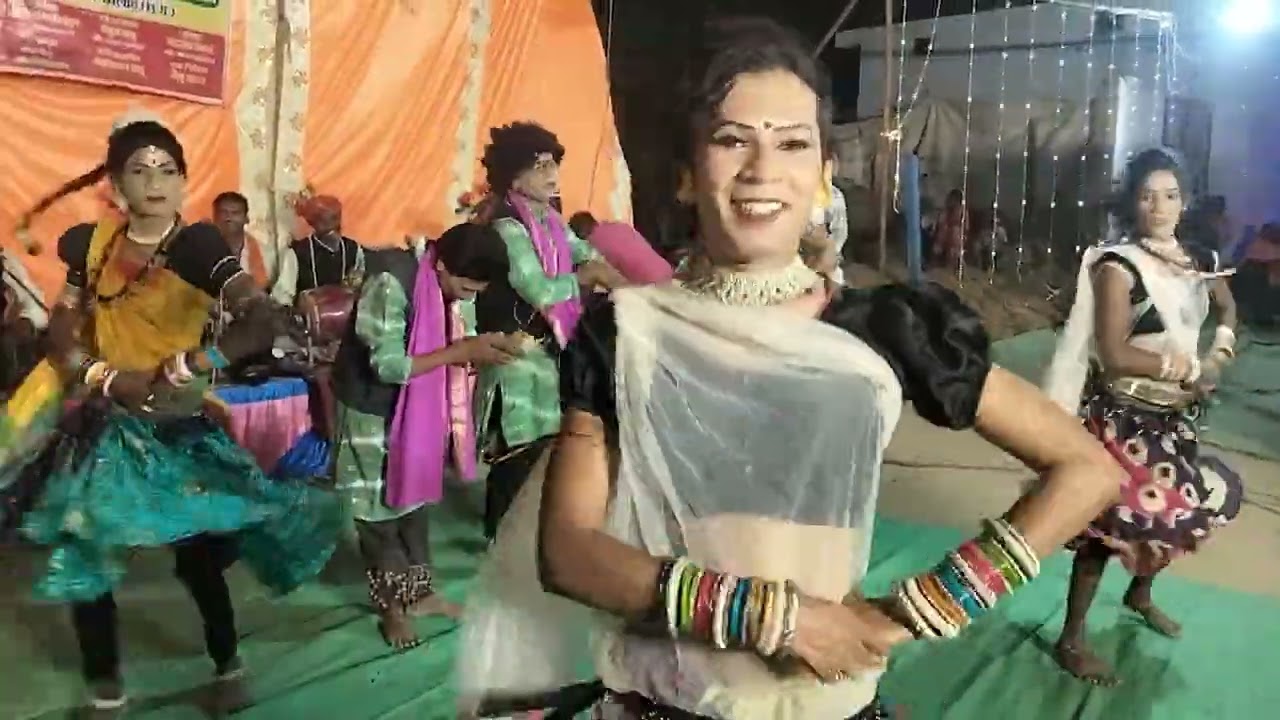 Natak shuru hone ke pahle gammat aur dance ke karykram