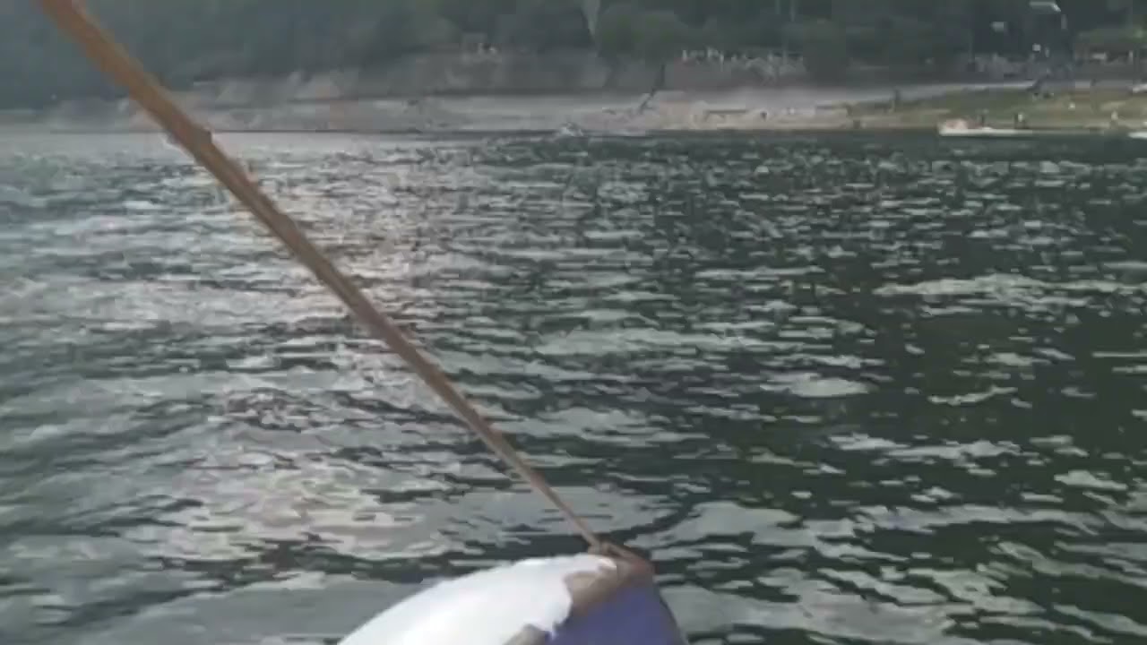 keseruan naik perahu bebek di telaga sarangan