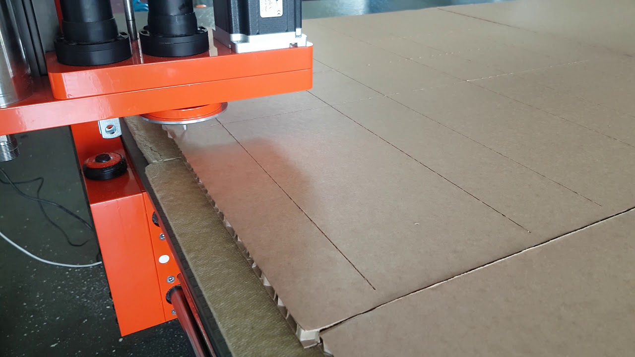 Ploter BlackMillCut w akcji - cięcie kartonu plaster miodu