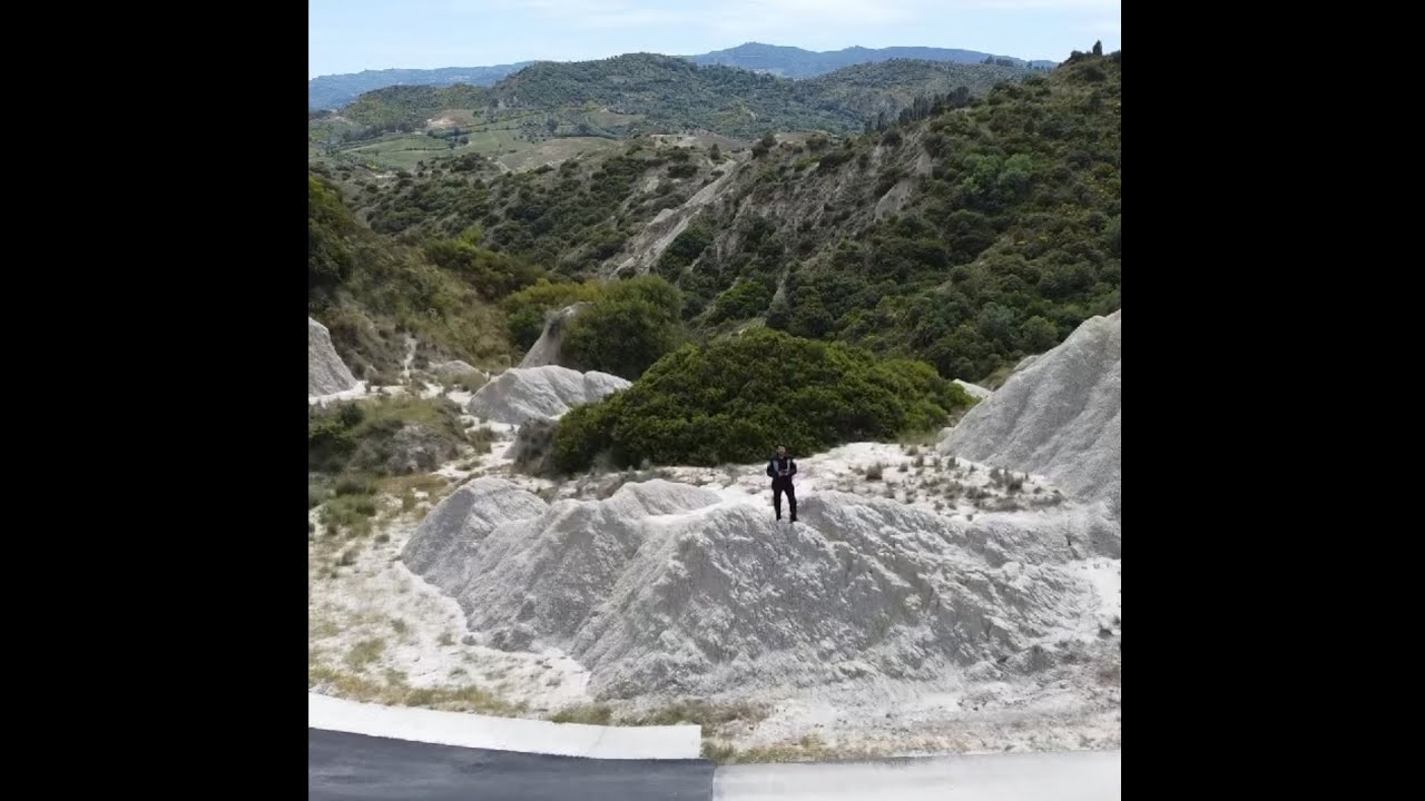 POSTI FANTASTICI IN MOTO. CALANCHI - PAESAGGIO LUNARE....  SEMBRA IL DESERTO!!!