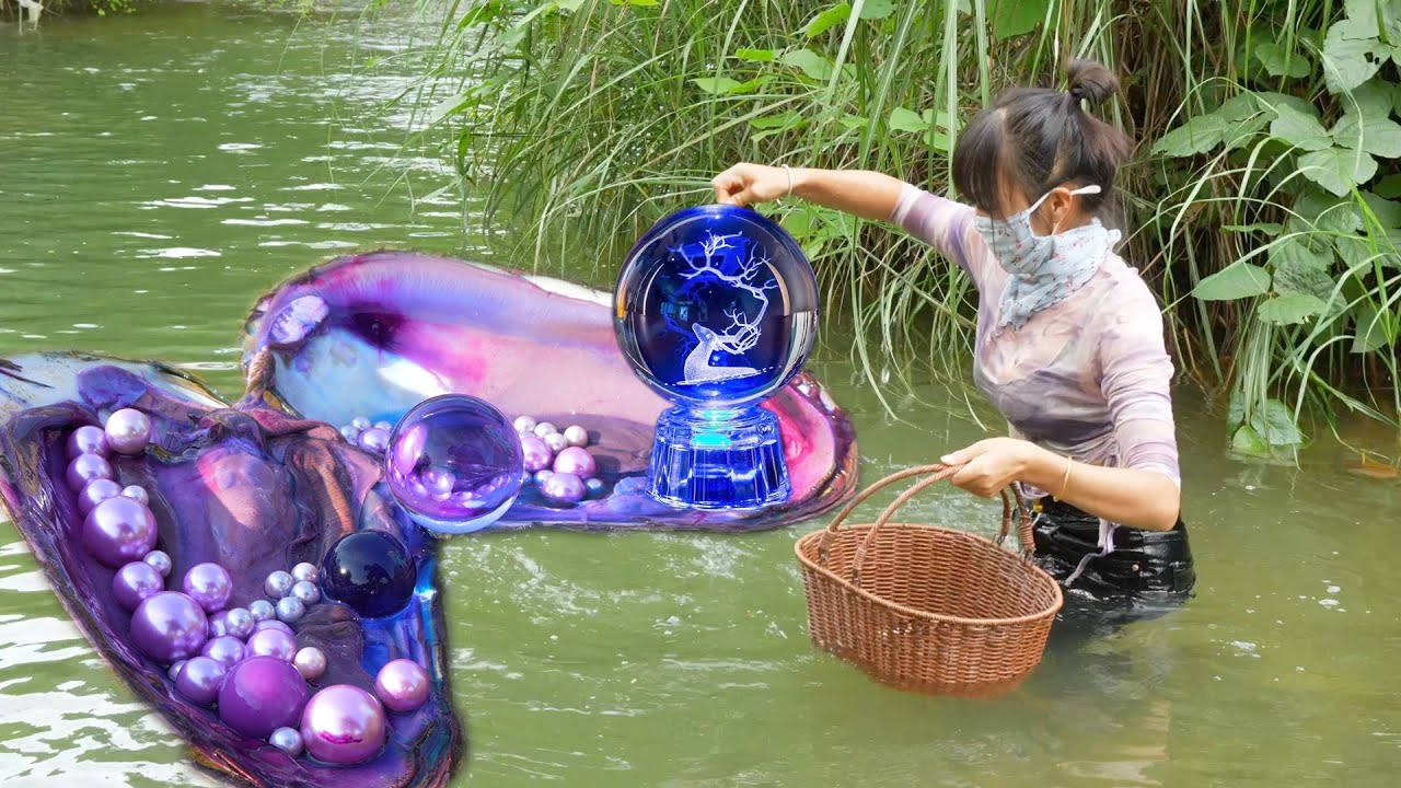🔮The girl was shocked to discover the mutated river clam, which contains the beauty of pearls