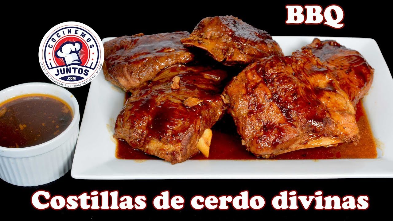 Costillas de cerdo en olla de cocción en salsa a la BBQ