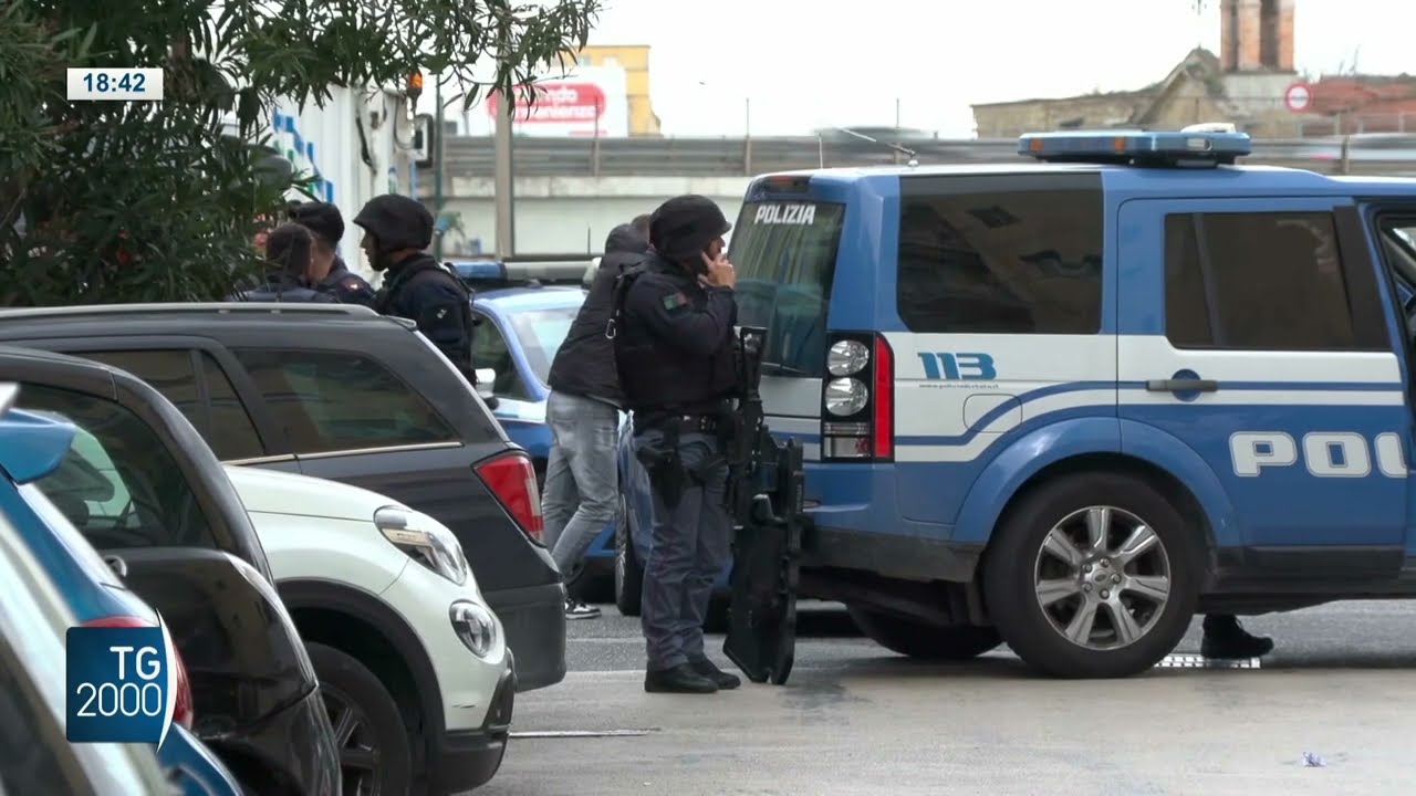 Napoli, barricato in casa uccide moglie e si suicida