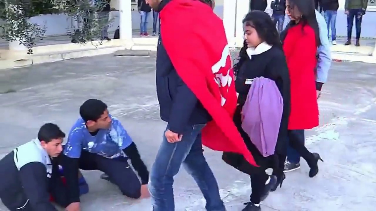 هذه المسرحية بمناسبة الذكرى السنوية للثورة التونسية ✌😊! من إبدااااع تلاميذ زرمدين