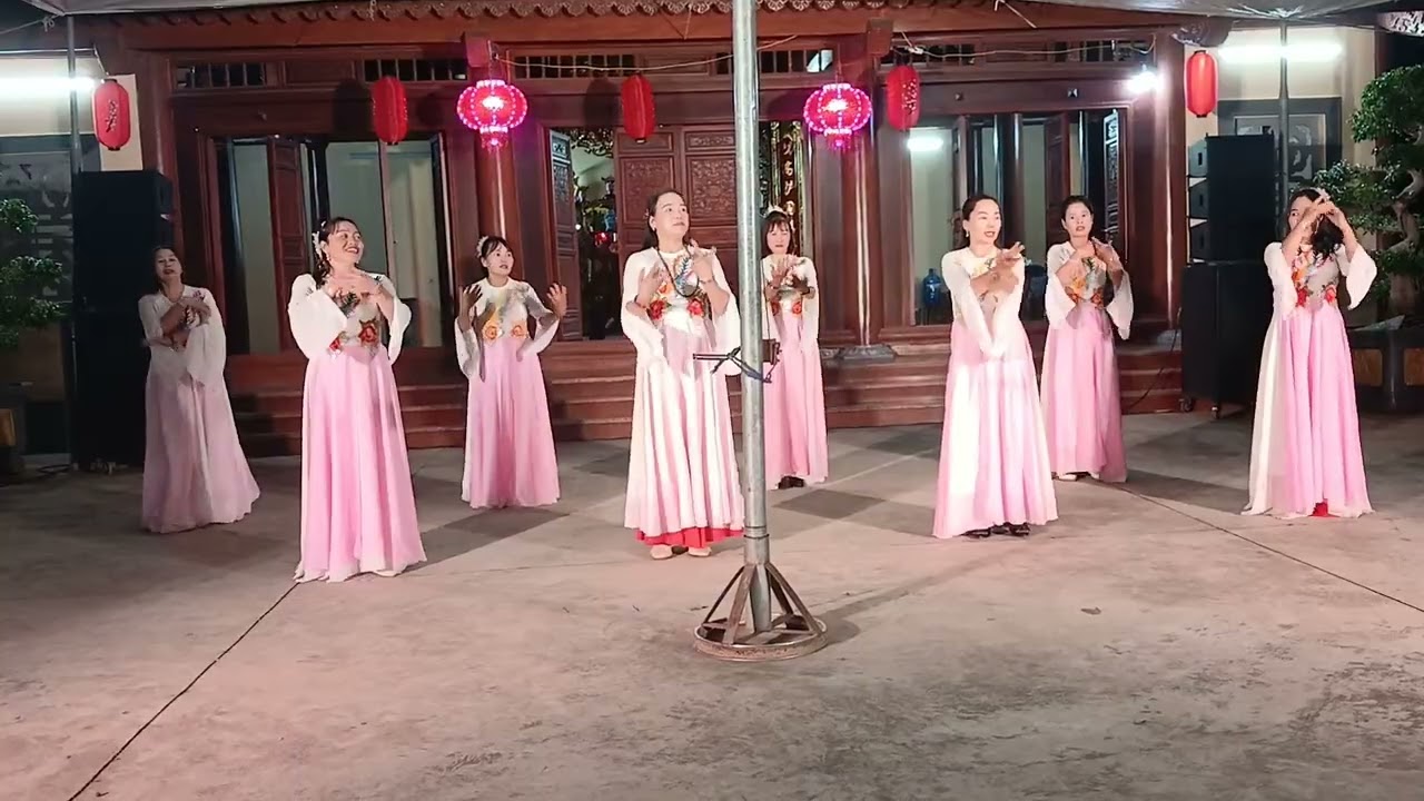 CLB Tình Bạn  múa Tán Dõi Cõi Phật múa tại chùa Bá Nha
