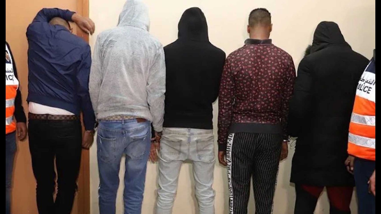 يوهمون الناس أنهم من الشرطة ويستولون على ما بحوزتم تابع كيف انكشف أمرهم وتم توقيفهم