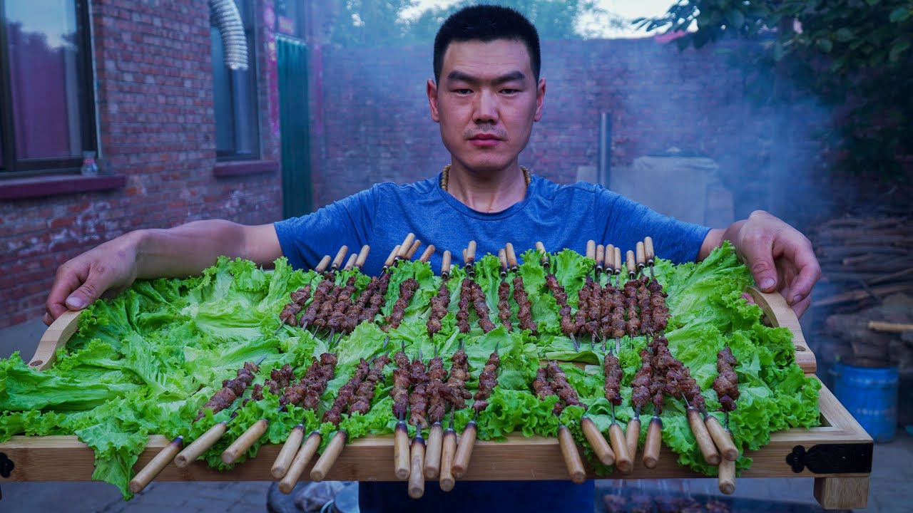 【食味阿远】阿远今天烤羊肉串，老爸和大伯吃得贼香，最后不忘吃个羊腰子 | Shi Wei A Yuan