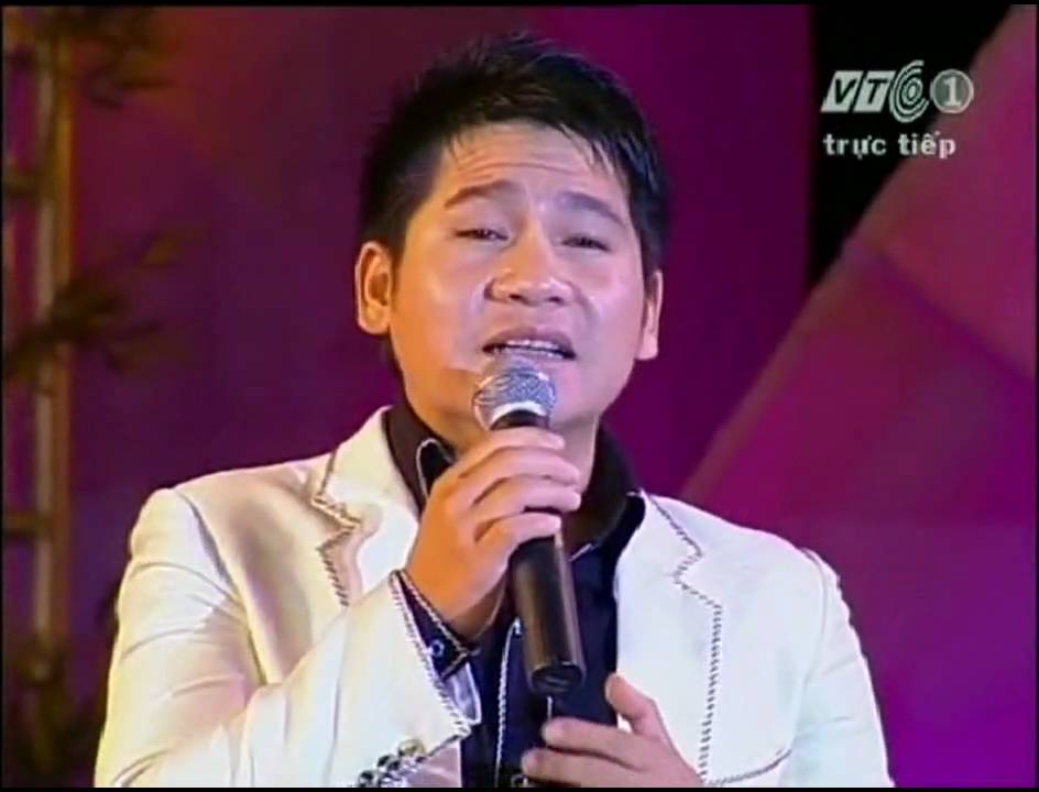 Bên lăng Bác Hồ