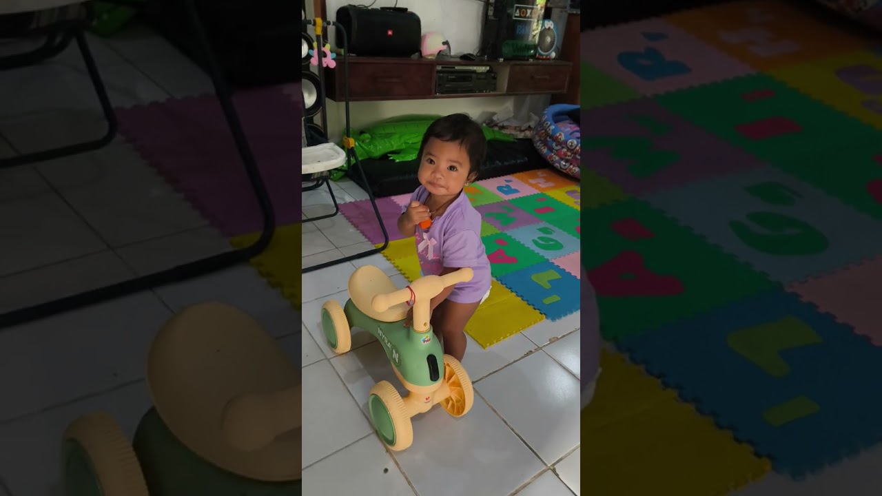 Kesibukan Alin di pagi hari hehehe