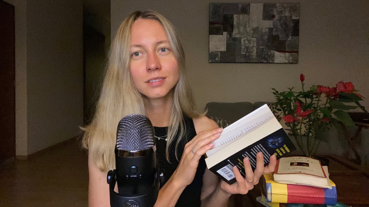 ASMR susurros con cariño ☺️🙏🏻❤️viendo diferentes libros en una tarde lluviosa 💤 🌧️