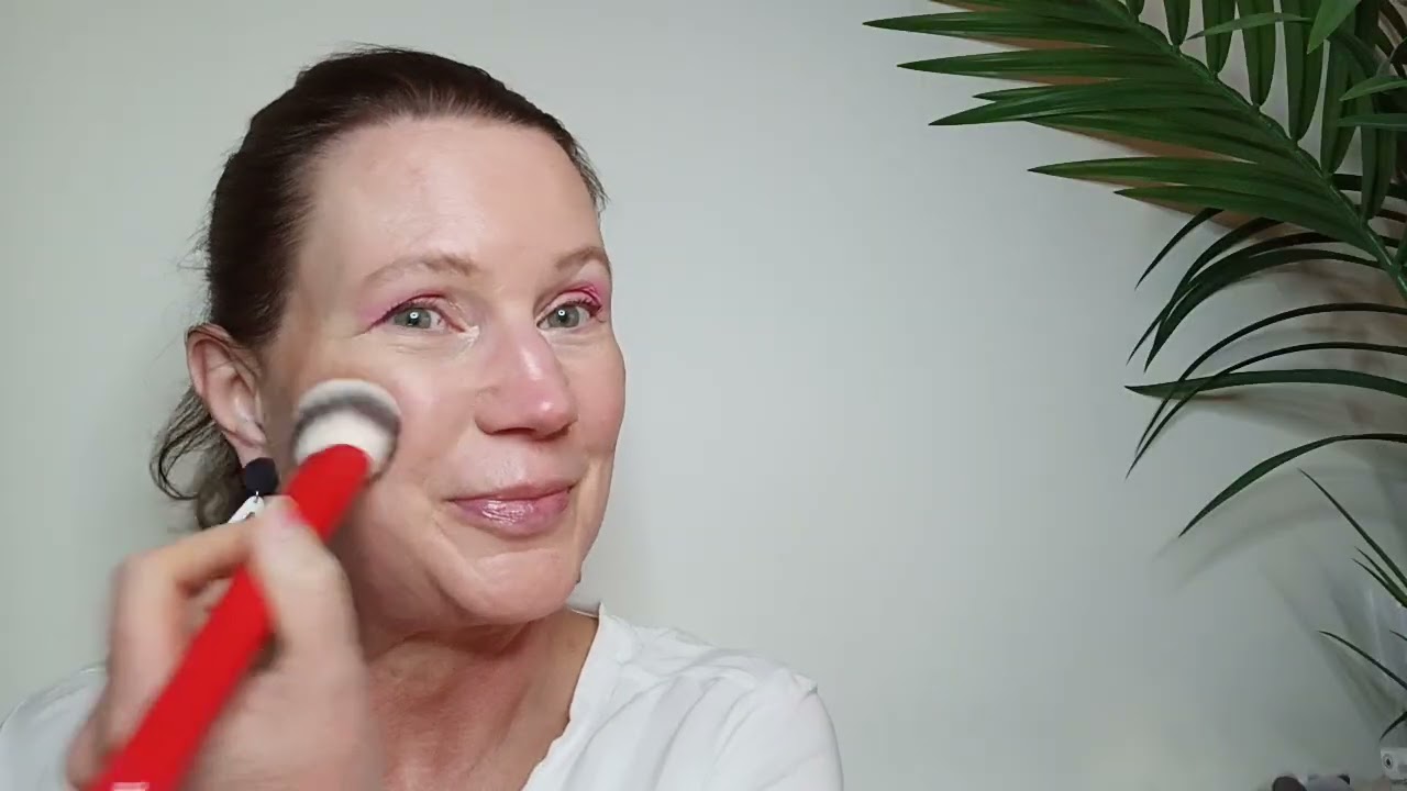 3 trendiga makeup-knep 2026 för kvinnor 50+ | Enkelt glow & piggare blick
