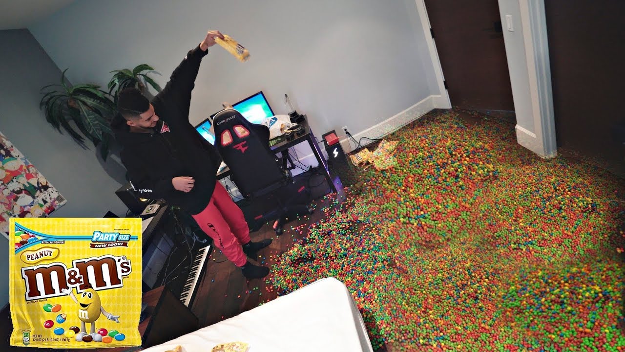 FILLING ROOM WITH M&M'S PRANK ON ROOMMATE