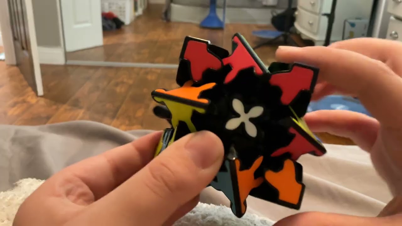 How to solve a gear cube