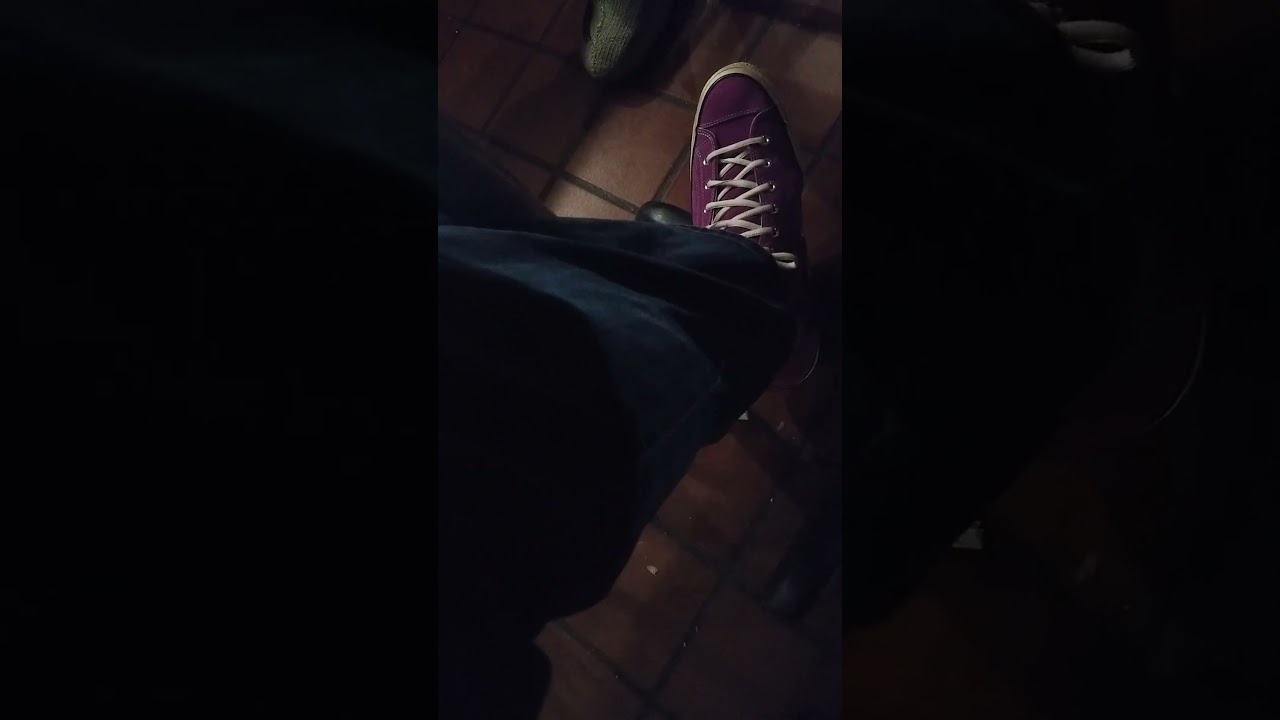 purple suede converse under the table #onfoot #malesneakers #412