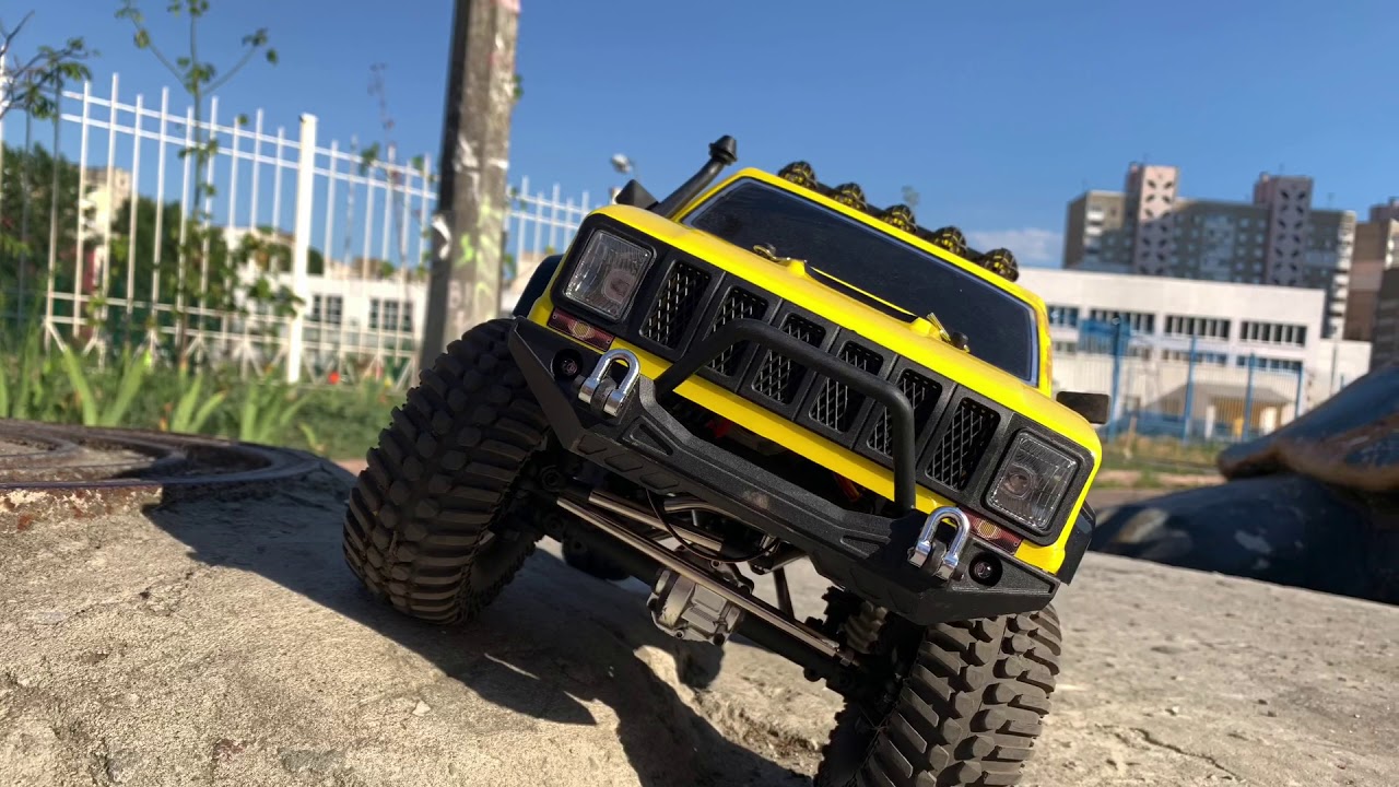 RC Car Jeep Comanche Pioneer (RGT EX86110) in abandoned city