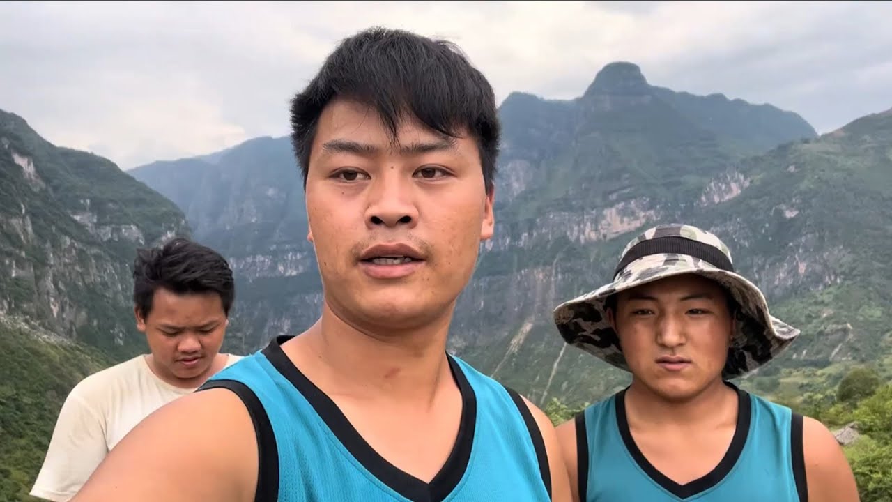 邀请两个小伙上山抓羊，三人居然抓不到一只羊？！【悬崖村熊二】#悬崖村熊二 #美丽乡村 #爬天梯