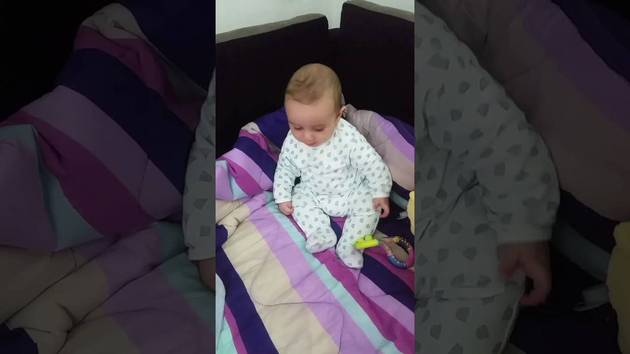 Bébé tient assis à 5 mois