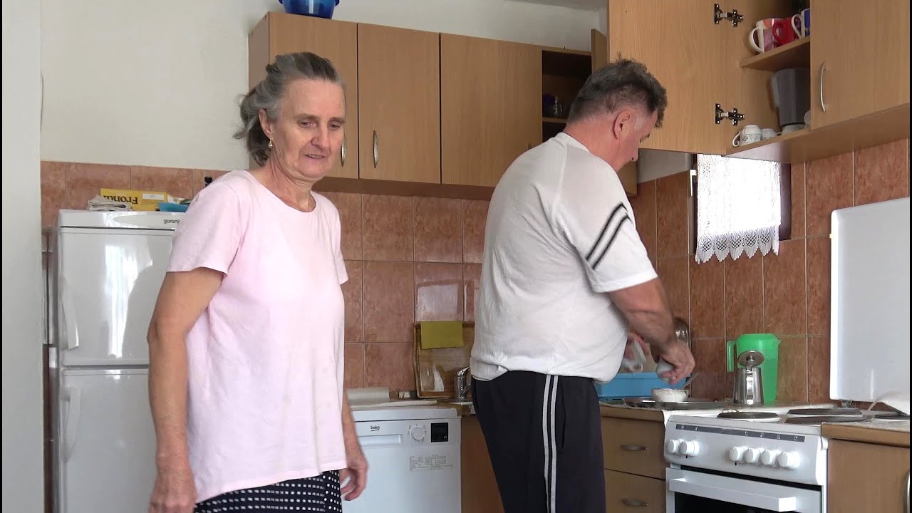 Pomagala je ona meni,sad pomažem ja njoj kad je obolila