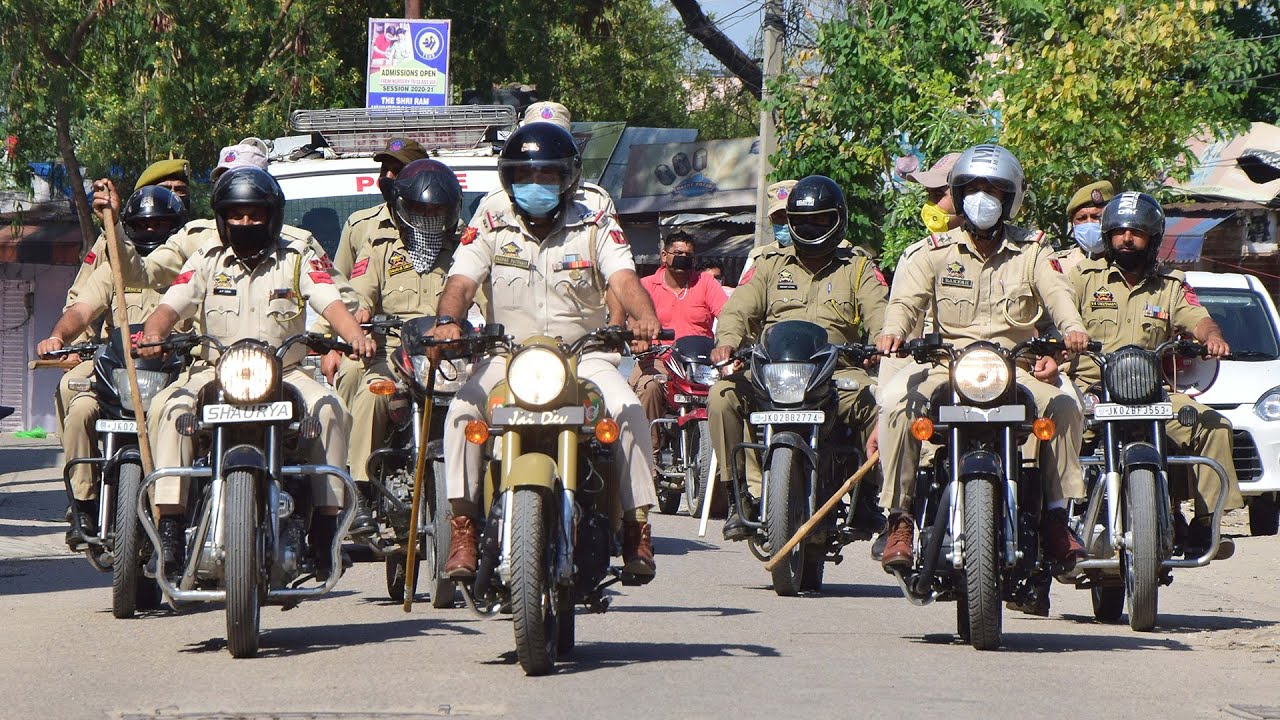 Jammu police carries out intensive patrolling in Bisnah town to ensure strict lockdown