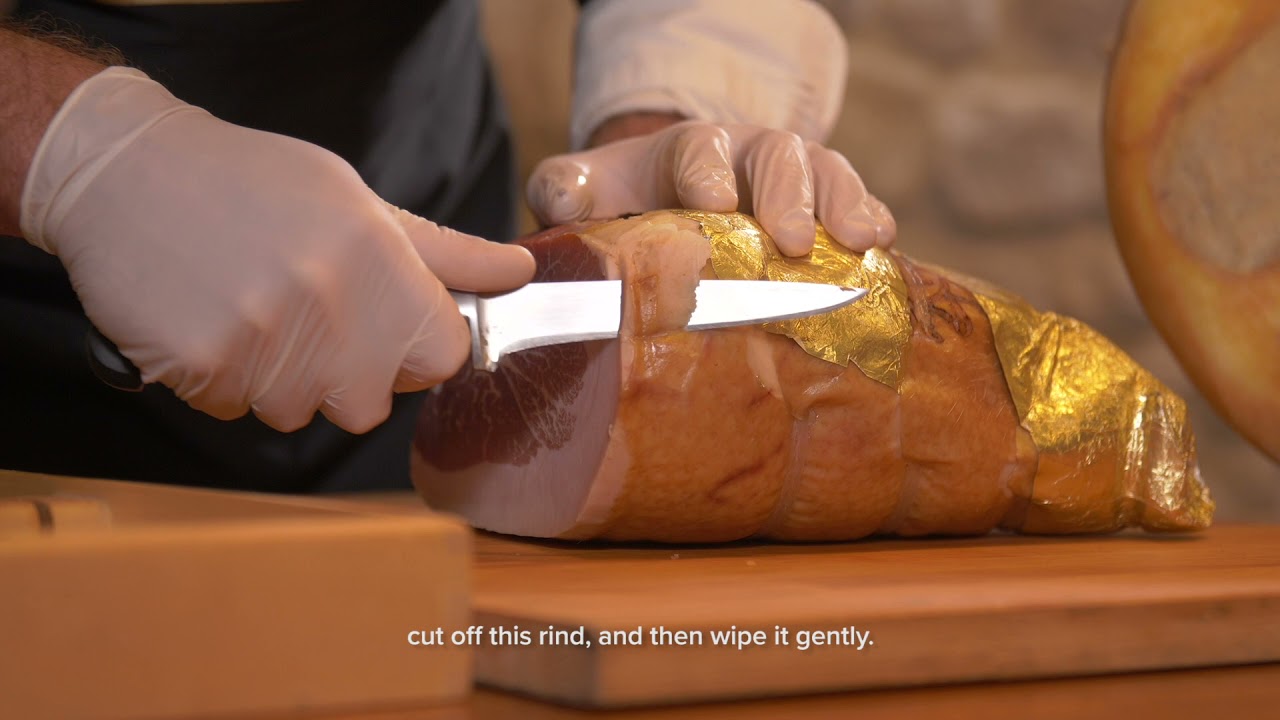 How do you slice prosciutto with a hand slicer? Practical advice for serving it at its best.