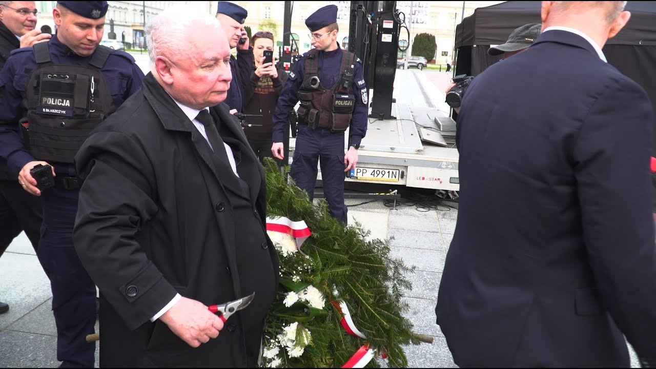 Zawstydzające zachowanie prezesa Kaczyńskiego. Atakuje na wieniec z napisem, którego nie akceptuje.