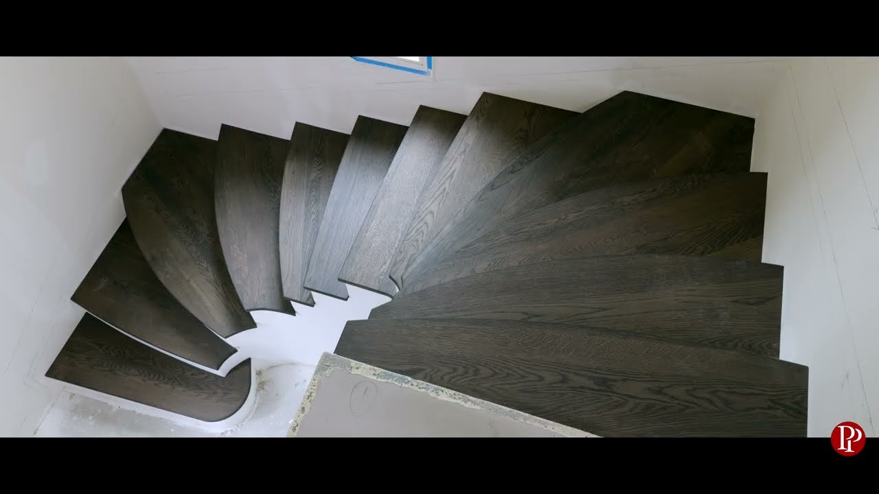 Savoir-faire : des marches en chêne massif sur un escalier arrondi en béton