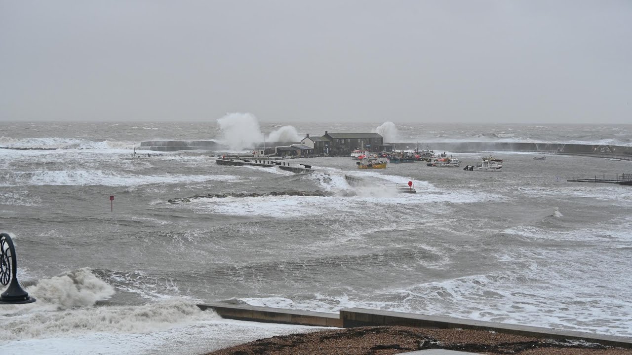 Storm Ingrid batters Lyme Regis for a second day 24/01/26