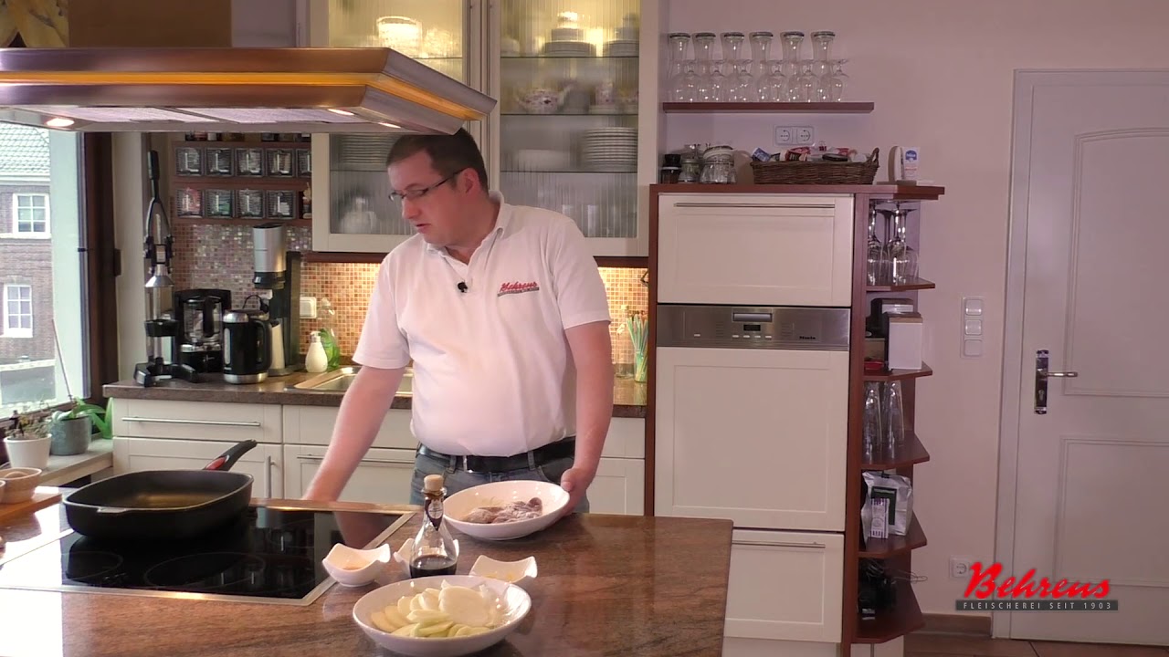 Gebratene Leber mit geschmorten Zwiebeln & Äpfeln