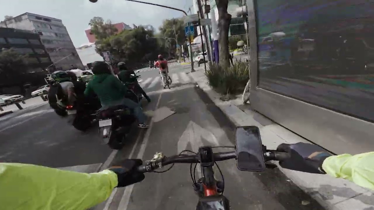 12 KM ONE WAY DAILY COMMUTING IN MEXICO CITY BY BIKE