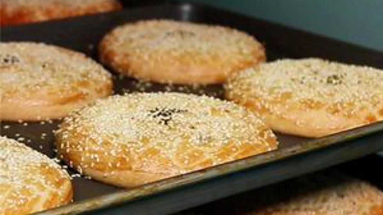 父母在村里做鲜肉月饼35年，一斤肉只做三块饼，女儿接手后火了#中秋节  #肉月饼 #地方特色小吃 #小吃