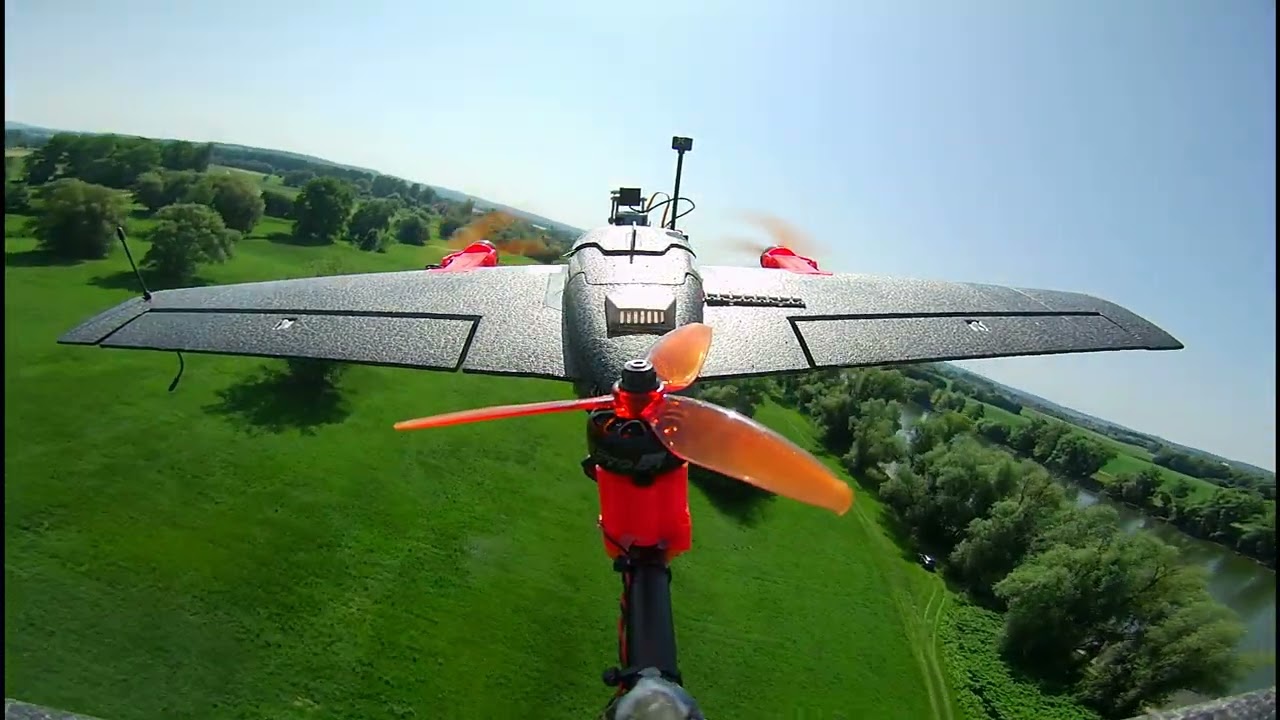HEEWING T1 VTOL Heckkamera über die Wiesen