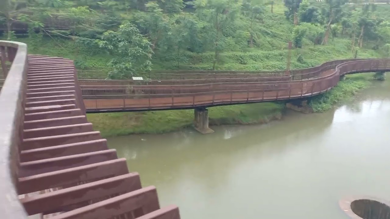 Berjalan Dikoridor IKN Sewaktu Hujan 