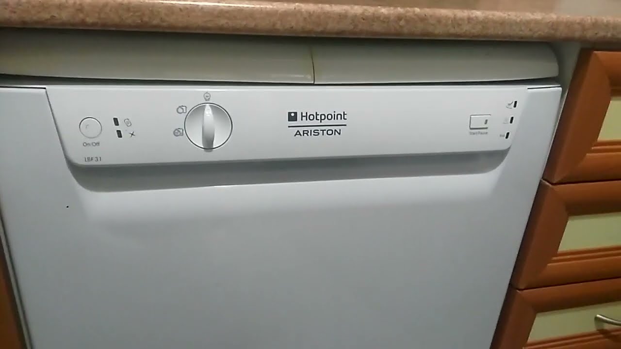 Hotpoint Ariston Bulaşık makinesi tüm ışıkları yanıp sönerek arıza verdi.