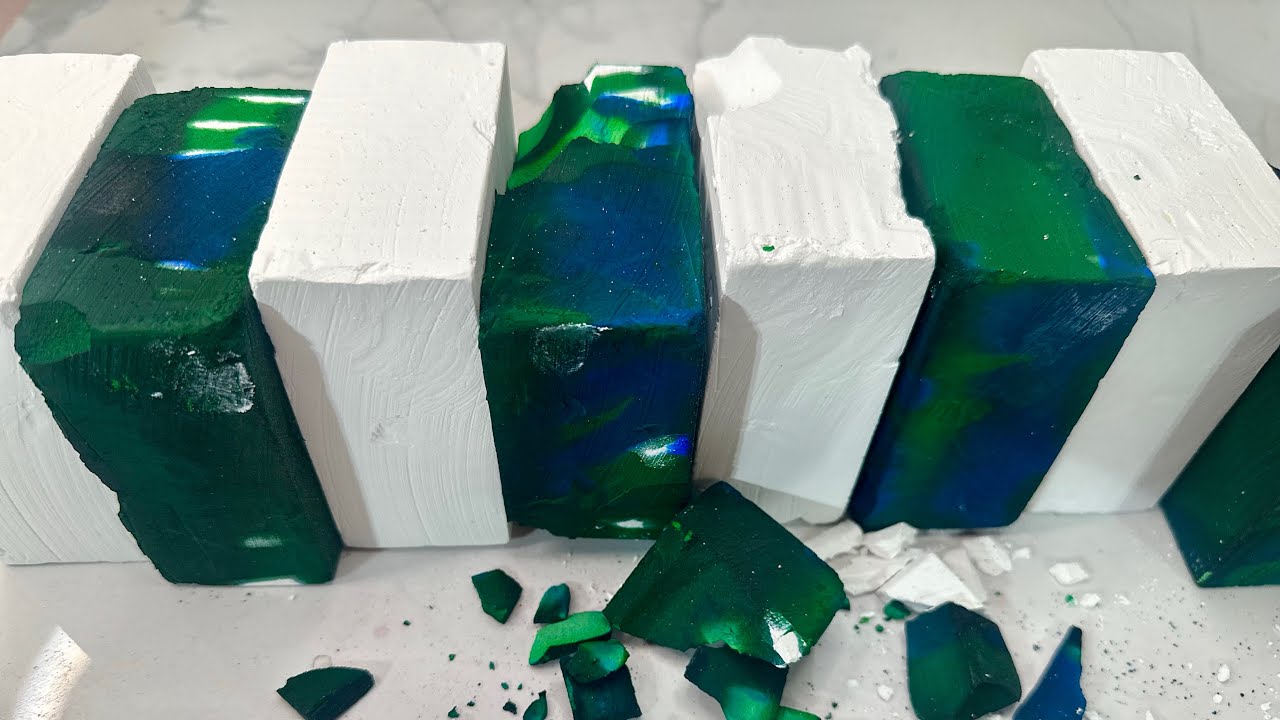DYED AND FRESH POWDERY GYM CHALK CRUSH